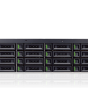 Serwer rackowy z dyskami w data center.