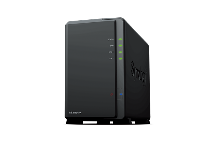 Serwer NAS Synology DS218play na białym tle.