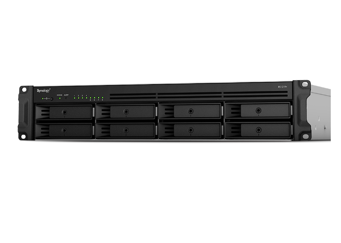 Serwer NAS Synology RackStation w obudowie rack.