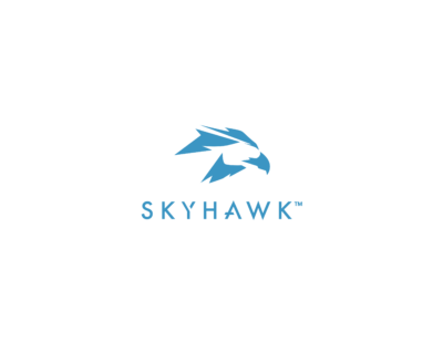 Logo Skyhawk z niebieskim sylwetkowym jastrzębiem.